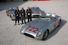 Susie Wolff, Sir Stirling Moss und Hans Herrmann (von links) mit drei 300 SLR bei der Mille Miglia 2015, 13. Mai 2015 im Museo Mille Miglia, Brescia/Italien.